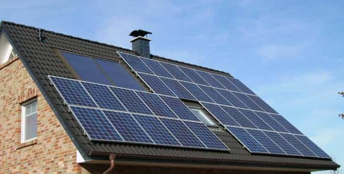 Un toit moyen qui fonctionne bien avec le solaire