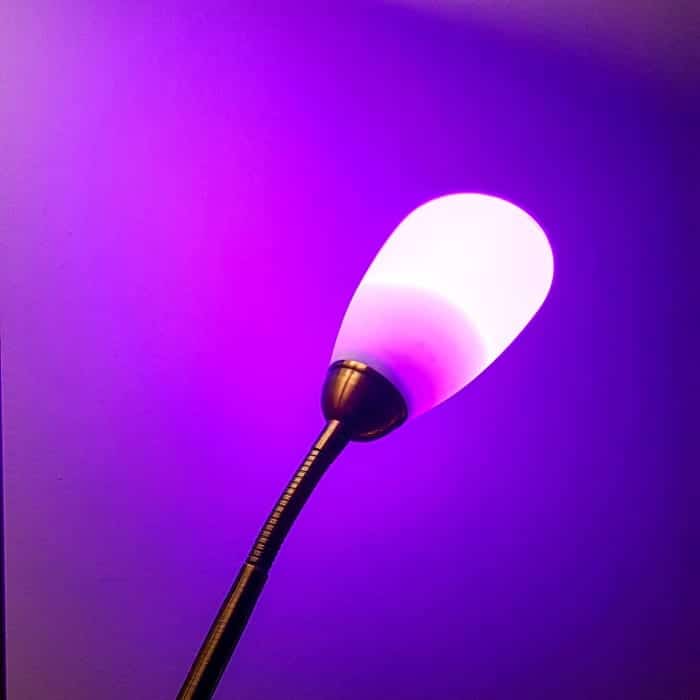 L'ampoule à changement de couleur LOHAS LED E14 Smart Candle dans le salon, réglée sur violet.