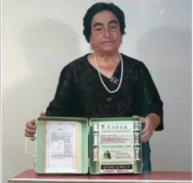 Angela Ruiz Robles avec son Enciclopedia Mecanica