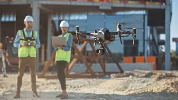 Équipage de drone de deux personnes utilisant un UAV en toute sécurité