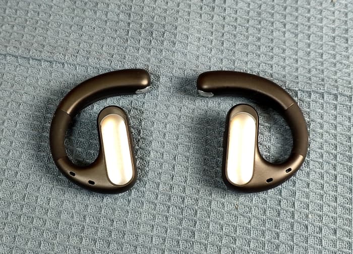 Les crochets des écouteurs peuvent être légèrement pliés pour permettre un meilleur ajustement aux oreilles du porteur