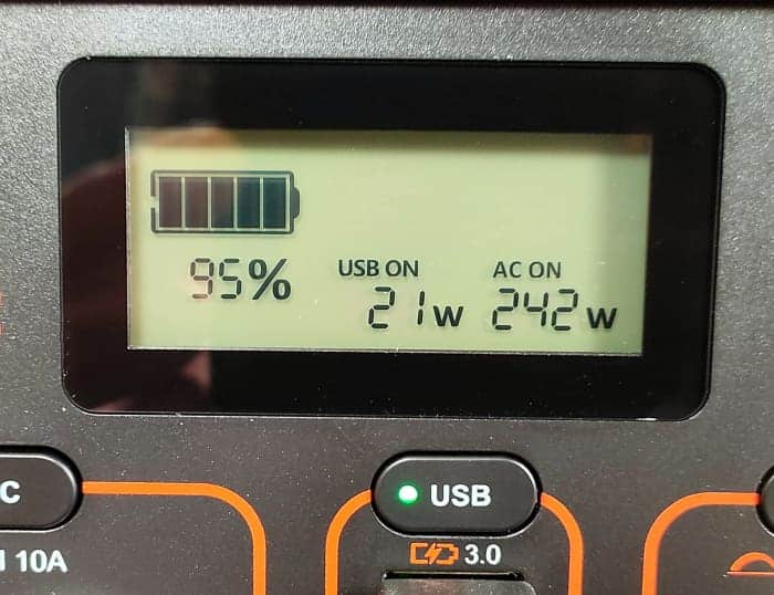 Le niveau de la batterie est de 95 %.  L'alimentation est tirée par la bouilloire et les appareils connectés aux sorties USB